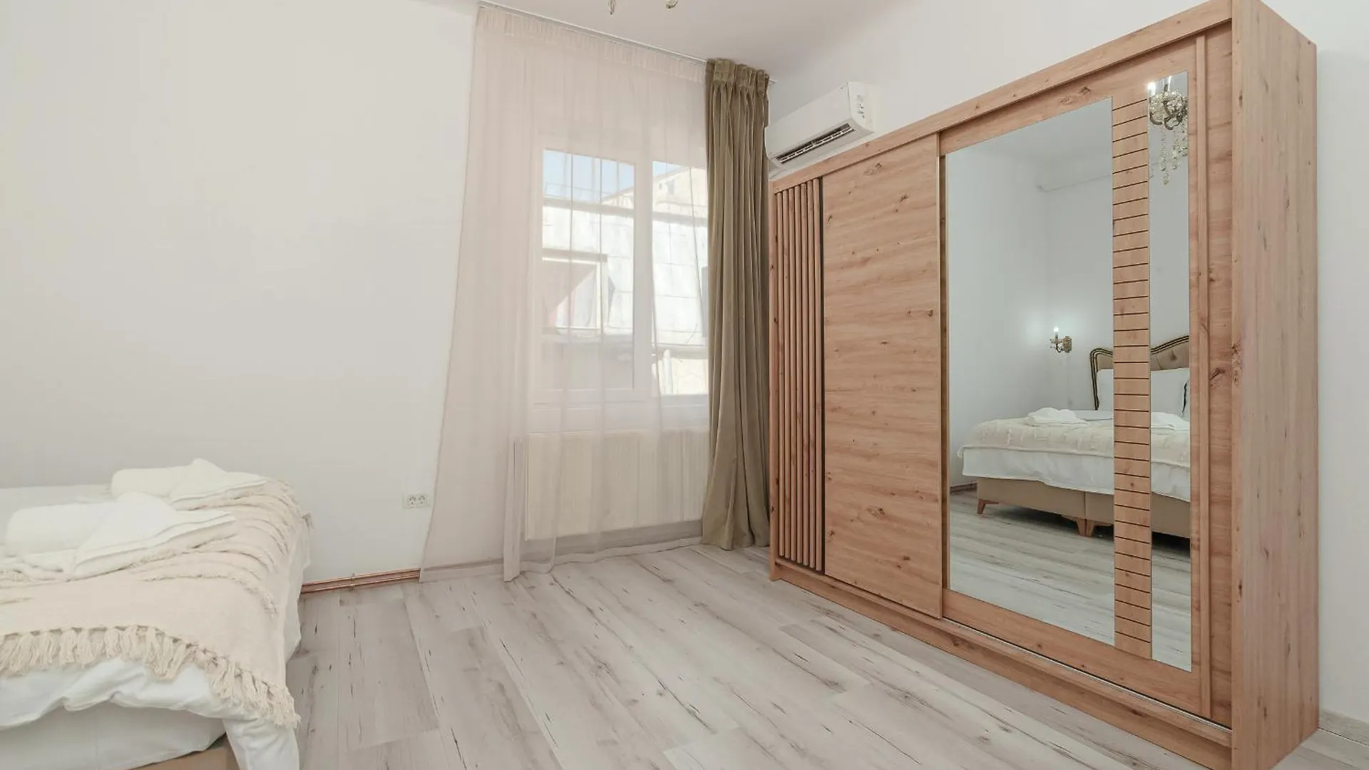 Spacious 3Br Retreat In Central Bucureşti