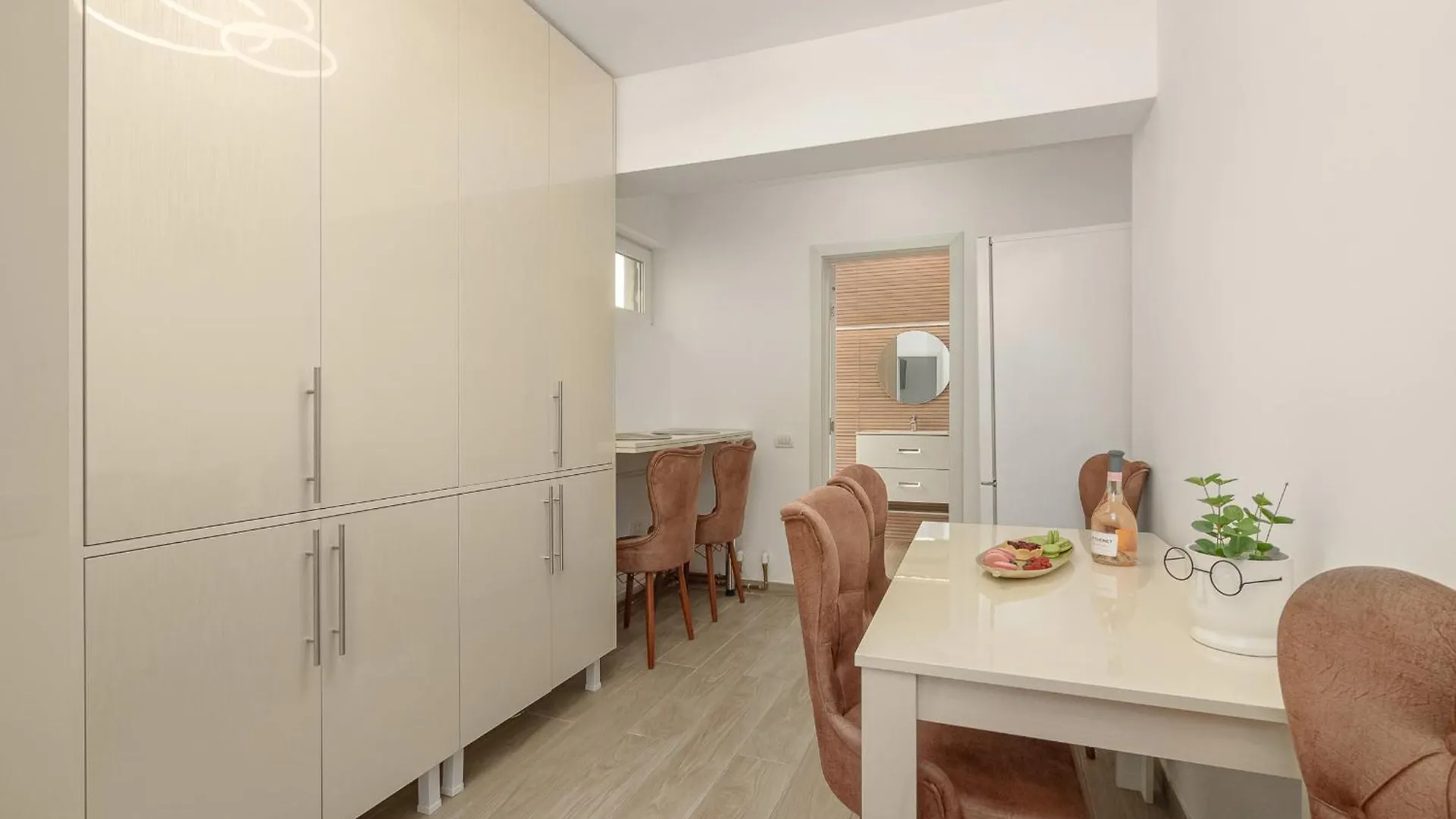 Spacious 3Br Retreat In Central Bucureşti 0*,  România