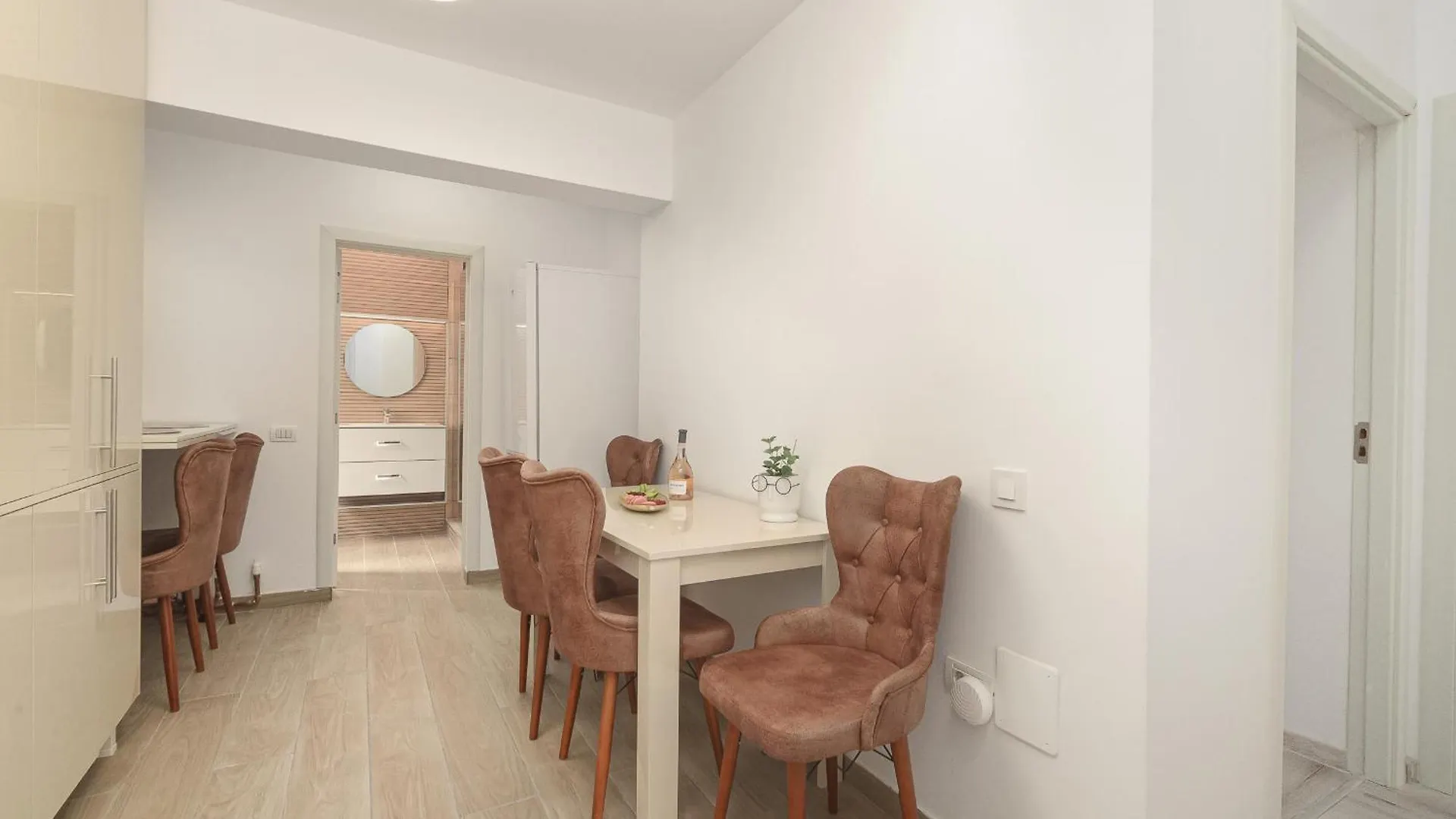 Spacious 3Br Retreat In Central Bucureşti Apartament